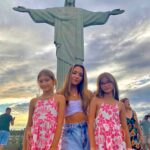 Valentina Oliveira Instagram - Começando 2022 no lugar mais iluminado com a melhores companhias do mundo🤍💫🙏🏻🙌🏻💖