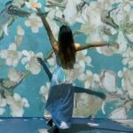Valentina Oliveira Instagram - Blending In🪐🌟💫🌻 photo dump dessa experiência incrível ! @vangogh.experience 💙🌌