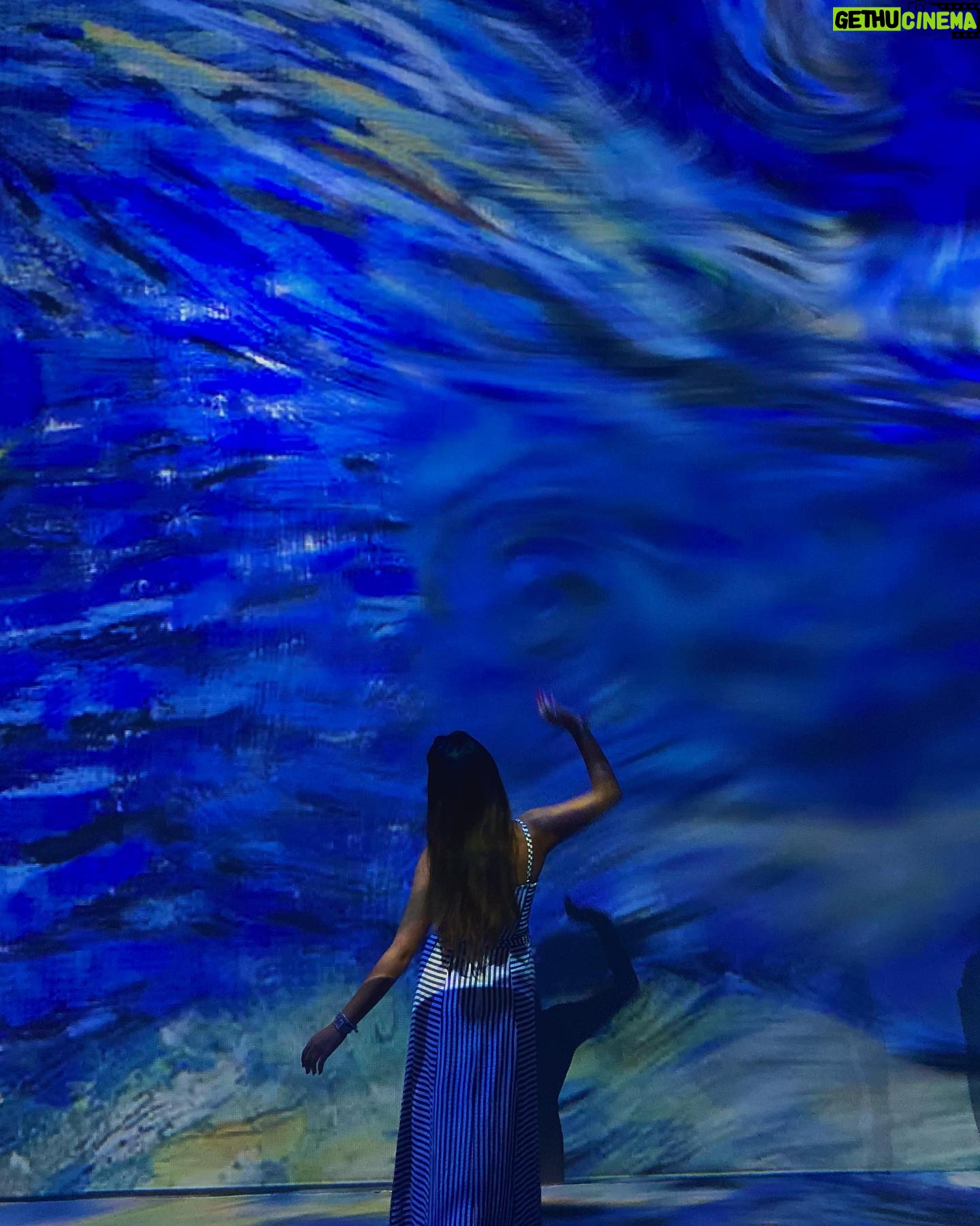 Valentina Oliveira Instagram - Blending In🪐🌟💫🌻 photo dump dessa experiência incrível ! @vangogh.experience 💙🌌