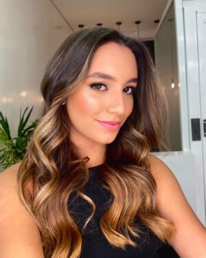 Valentina Oliveira Instagram - Last night’s look🌟 Make perfeita by @ivonerais 💋
Hair by @gledson_nobrega1838  @1838jardimamerica