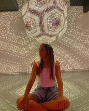 Valentina Oliveira Instagram - lost in the lights🎞🪐🌈💖

Ameeei essa exposição suuuper legal e cool! Sombras Milenares ✨
