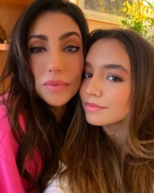 Valentina Oliveira Instagram - Minha melhor amiga, minha maior companheira e minha maior inspiração! Tudo isso e muito mais🤍 Obrigada por sempre me dar os melhores conselhos e tirar de mim as melhores risadas! Eu te amo🌟 Feliz dia das Mães 💖 @mariana_amaral