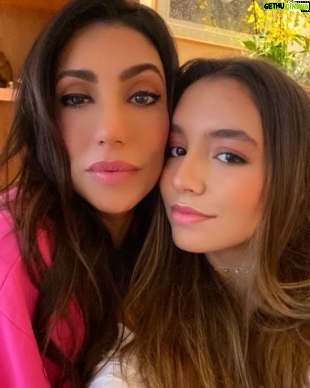 Valentina Oliveira - 896 Likes - Minha melhor amiga, minha maior companheira e minha maior inspiraΓ§Γ£o! Tudo isso e muito maisπ€ Obrigada por sempre me dar os melhores conselhos e tirar de mim as melhores risadas! Eu te amoπ Feliz dia das MΓ£es π @mariana_amaral