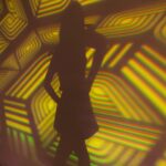 Valentina Oliveira Instagram - lost in the lights🎞🪐🌈💖 Ameeei essa exposição suuuper legal e cool! Sombras Milenares ✨