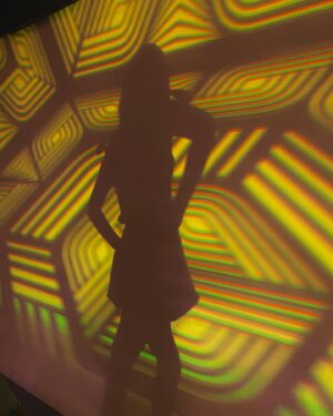 Valentina Oliveira Instagram - lost in the lights🎞🪐🌈💖

Ameeei essa exposição suuuper legal e cool! Sombras Milenares ✨
