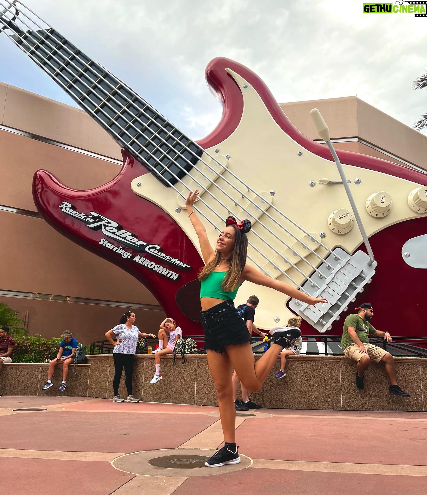 Valentina Oliveira Instagram - Lugar mais mágico do mundo!❤️🐭 onde todos os sonhos podem se realizar✨🥰