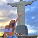 Valentina Oliveira Instagram - Começando 2022 no lugar mais iluminado com a melhores companhias do mundo🤍💫🙏🏻🙌🏻💖