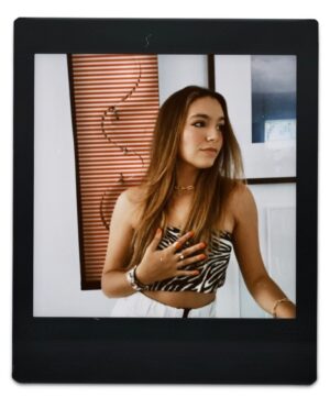Valentina Oliveira Instagram - vintageeee⚡️🖤🦓