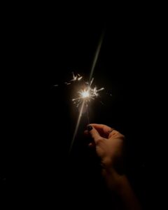 Valentina Romani Instagram - Queste sono una serie di cose che ho capito quest anno: che mi piace la luce, che mi piacciono i riflessi e che purtroppo o per fortuna, il tempo passa (se ho capito bene). Poi ho capito anche che tante cose non le capirò mai e va bene così. Daje 2024 🪄