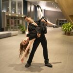 Valentina Romani Instagram - Quanto ci siamo divertiti.. e quanto abbiamo ballato! Grazie @robertobolle per averci accolti nel tuo mondo a passi di danza 🩰🪄🤍 Ci vediamo lunedì 29 Aprile in prima serata su @rai1official con #VivaLaDanza ✨ @studiosegre @pamela.maffioli @_giadagiordano @clascutti @stefania_tranchino @glittermakeupagency
