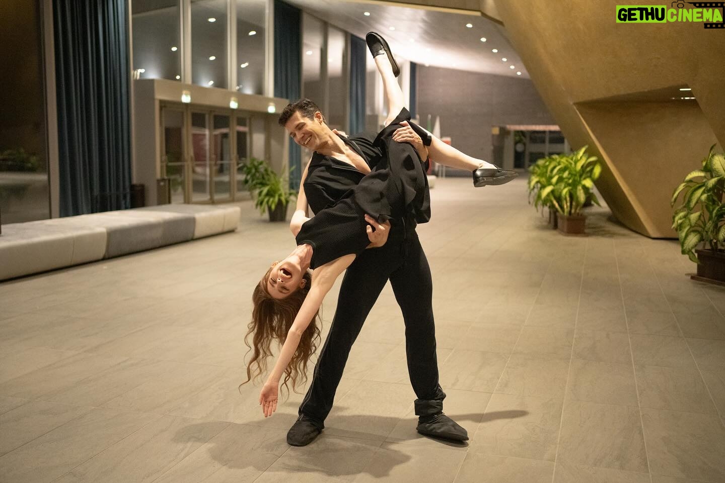 Valentina Romani Instagram - Quanto ci siamo divertiti.. e quanto abbiamo ballato! Grazie @robertobolle per averci accolti nel tuo mondo a passi di danza 🩰🪄🤍 Ci vediamo lunedì 29 Aprile in prima serata su @rai1official con #VivaLaDanza ✨ @studiosegre @pamela.maffioli @_giadagiordano @clascutti @stefania_tranchino @glittermakeupagency
