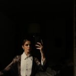 Valentina Romani Instagram - Queste sono una serie di cose che ho capito quest anno: che mi piace la luce, che mi piacciono i riflessi e che purtroppo o per fortuna, il tempo passa (se ho capito bene). Poi ho capito anche che tante cose non le capirò mai e va bene così. Daje 2024 🪄