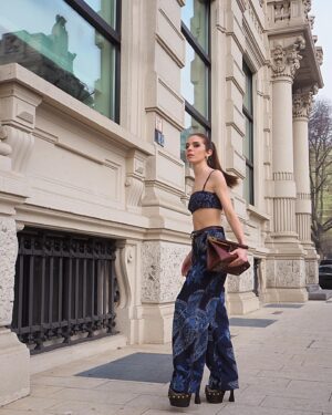 Valentina Romani Instagram - Walking around Milan 
@etro 
@marcodevincenzo 

#EtroVelaBag #adv