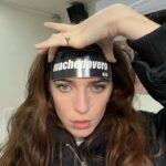 Valentina Romani Instagram - Queste sono una serie di cose che ho capito quest anno: che mi piace la luce, che mi piacciono i riflessi e che purtroppo o per fortuna, il tempo passa (se ho capito bene). Poi ho capito anche che tante cose non le capirò mai e va bene così. Daje 2024 🪄
