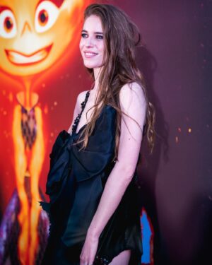 Valentina Romani Instagram - Ieri sera a Roma c’è stata l’anteprima di Elemental, il nuovo film Disney Pixar diretto da @petesohn18 che uscirà nelle sale il 21 giugno. 
Prestare la voce al fuoco, la mia Ember, è davvero un sogno che si realizza. 
Grazie ai miei adorati @massimilianomanfrediofficial , @mg.napolitano e @chris.murgia per avermi preso per mano e aver reso possibile questa magia. 
E grazie a @stefanodemartino 
Grazie alla famiglia Disney. 

Grazie 
@studiosegre 
@_giadagiordano 
@pamela.maffioli 
@womentalentsmilano 
@clascutti 
@t.b.beauty 
@moschino 

Ph @virginiabettoja @giulia_parmigiani_photography 

Ci vediamo al cinema.. per alimentare la nostra luce ❤️‍🔥