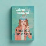 Valentina Romani Instagram - “Nella testa ho scatole immaginarie dove ripongo ciò che più mi piace, mentre in altre chiudo quello che proprio non sopporto: l’odore di pane abbrustolito sta nelle prime, ogni scusa non detta sta nelle seconde.” L’uscita di questo libro sta per me decisamente nella scatola delle cose meravigliose. Grazie per la fiducia @rizzolilibri e grazie a chi avrà voglia di conoscere la mia Ellen e il suo amico Giuseppe. 🤍 @studiosegre @_giadagiordano @pamela.maffioli @diana.lapiccirella @madeineb @stefaniacastaldi @clascutti @t.b.beauty @paolaberetta_
