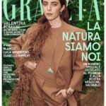 Valentina Romani Instagram - Il nuovo numero di Grazia è in edicola e app. La star di copertina è Valentina Romani. L’attrice è una delle protagoniste dell’ultimo film di Nanni Moretti, “Il sol dell'avvenire", al cinema ora e in concorso al festival di Cannes. Un sogno realizzato per lei che, nei panni di Naditza, la ragazza rom ribelle della serie Mare fuori, ha raggiunto un successo improvviso. Ne parla nell’intervista con Grazia, dove racconta il legame stretto sul set con Carolina Crescentini e gli altri ragazzi. Ma parla anche della sua scelta più coraggiosa: staccarsi dal personaggio che l’ha resa famosa, non parteciperà alla quarta stagione, per cercare se stessa e cimentarsi in altri ruoli. Per Grazia ha posato in un giardino botanico incantevole dove poesia e natura si incontrano. Di natura e rivoluzione verde scriviamo in questa edizione green di Grazia dedicata al Pianeta e alla nostra missione per prendercene cura. Dalle pale eoliche nel deserto ai progetti per rigenerare la barriera corallina, alle idee per la mobilità in città, vi guidiamo tra le iniziative per combattere in modo più efficace il cambiamento climatico. Scriviamo di “urban rewilding”: la creazione di aree verdi negli spazi urbani e la progettazione biofilica che porterebbe gli alberi dentro agli edifici. Fiori, frutta, semi e gusci di scarto sono i nuovi protagonisti della cosmetica sostenibile nelle pagine di bellezza. La moda gioca con tessuti impalpabili ed è ispirata a un bosco fiabesco. Nelle pagine di attualità scriviamo dei 3.000 bebè che ogni anno non vengono riconosciuti dalle loro madri dopo il parto, come è accaduto a Milano al piccolo Enea. Grazia racconta questo fenomeno, le leggi che proteggono donne e bambini e chi aiuta le madri in difficoltà a portare a termine le gravidanze. Intervistiamo Luca Argentero che debutta come scrittore e firma il suo primo romanzo. L’attrice Isabelle Huppert, al cinema in un ruolo comico, rivela che sua arma segreta: l’ironia. Blanco parla del suo duetto con Mina nel nuovo disco Innamorato. Gioielli @bulgari Intervista @Marinaspeich Foto @simonefalcetta Styling @mrlollo Trucco @t.b.beauty Pettinature @giovannierroihair