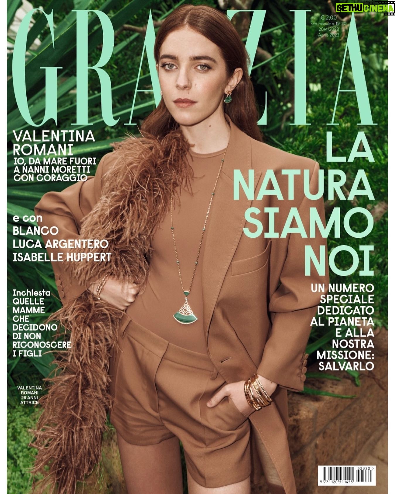 Valentina Romani Instagram - Il nuovo numero di Grazia è in edicola e app. La star di copertina è Valentina Romani. L’attrice è una delle protagoniste dell’ultimo film di Nanni Moretti, “Il sol dell'avvenire", al cinema ora e in concorso al festival di Cannes. Un sogno realizzato per lei che, nei panni di Naditza, la ragazza rom ribelle della serie Mare fuori, ha raggiunto un successo improvviso. Ne parla nell’intervista con Grazia, dove racconta il legame stretto sul set con Carolina Crescentini e gli altri ragazzi. Ma parla anche della sua scelta più coraggiosa: staccarsi dal personaggio che l’ha resa famosa, non parteciperà alla quarta stagione, per cercare se stessa e cimentarsi in altri ruoli. Per Grazia ha posato in un giardino botanico incantevole dove poesia e natura si incontrano. Di natura e rivoluzione verde scriviamo in questa edizione green di Grazia dedicata al Pianeta e alla nostra missione per prendercene cura. Dalle pale eoliche nel deserto ai progetti per rigenerare la barriera corallina, alle idee per la mobilità in città, vi guidiamo tra le iniziative per combattere in modo più efficace il cambiamento climatico. Scriviamo di “urban rewilding”: la creazione di aree verdi negli spazi urbani e la progettazione biofilica che porterebbe gli alberi dentro agli edifici. Fiori, frutta, semi e gusci di scarto sono i nuovi protagonisti della cosmetica sostenibile nelle pagine di bellezza. La moda gioca con tessuti impalpabili ed è ispirata a un bosco fiabesco. Nelle pagine di attualità scriviamo dei 3.000 bebè che ogni anno non vengono riconosciuti dalle loro madri dopo il parto, come è accaduto a Milano al piccolo Enea. Grazia racconta questo fenomeno, le leggi che proteggono donne e bambini e chi aiuta le madri in difficoltà a portare a termine le gravidanze. Intervistiamo Luca Argentero che debutta come scrittore e firma il suo primo romanzo. L’attrice Isabelle Huppert, al cinema in un ruolo comico, rivela che sua arma segreta: l’ironia. Blanco parla del suo duetto con Mina nel nuovo disco Innamorato. Gioielli @bulgari Intervista @Marinaspeich Foto @simonefalcetta Styling @mrlollo Trucco @t.b.beauty Pettinature @giovannierroihair