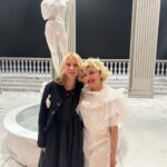 Valentina Rubtsova Instagram - Весь день перед спектаклем «Очень весёлые ребята» в @folkteatr я страшно волновалась и спрашивала себя : «как этот мандраж превратить в кураж»??? Лара @lara__baranova мой Друг!Благодаря тебе и твоей поддержке … ну ты всё видела!😉Люблю 💜 Ах,ну какой сегодня был зритель - чудо💚