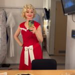 Valentina Rubtsova Instagram - Друзья! Жду вас завтра 17 января в театре «Русская песня» @folkteatr 🎭спектакль «Очень весёлые ребята» обязательно согреет вас в этот зимний вечер!😍