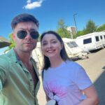 Valentina Rubtsova Instagram – Актерская дорога непредсказуема!Сегодня мы снимаем в @arena.snegir и тут я узнаю,что на втором этаже находится уникальная школа мюзикла @ovation_school Дмитрия Ермака @ermak_dmitri блистательного артиста мюзиклов и кино!🌟Конечно же я побежала на «разведку» ,и увидела школу о,которой я мечтала с детства!Школу,в которой дети занимаются любимым делом в прекрасных условиях!В нашей стране это вообще уникальный случай,жанр мюзикла по-прежнему молодой,и таких школ просто нет,но у нас столько невероятных артистов,которые тут делятся своим опытом!Вообщем ,жителям Новой Москвы и деревни Марушкино  несказанно повезло!Берите своих деток и открывайте им удивительный мир мюзикла!🎼В школе @ovation_school 
P.S открывайте сторис там много интересного о нашей встрече с юными артистами💫