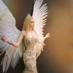 Valeria Lukyanova Instagram – Изобилие и Богатство- это прежде всего УВЕРЕННОСТЬ! Это великая сила, которая идет изнутри. Это внутренней стержень, это харизма, и конечно же это любовь к себе и к миру! Там нет страха и боязни что то отдать!
Ты просто знаешь, что Реальность это великое изобилие возможностей и знаний, и тебе не страшно что-то отдать, ты знаешь точно, что получишь в последствии гораздо больше!!!
Ты отдаешь не задумываясь, по посылу. У богатых людей хорошо развита интуиция, потому что Изобилие и Богатство это далеко не только деньги и материальные блага, это прежде всего подвижный ум, зоркое восприятие, развитая интуиция, закаленная воля, и чувство чести, так же повышенной ответственности. Как правило это очень ответственные и надежные люди, на кого можно положится. Люди слова) Сказал?- Сделал! Все четко.
Люди , которые как правило больше делают, чем говорят. За них говорят их поступки. Они не ноют и не жалуются. Когда им плохо они молчат, и часто даже улыбаются и смеются. Как существа сильные, они не могут допустить , чтобы их жалели , чтобы о них мелких неурядицах кто то узнал. Какая бы не была проблема, Богатый человек находящийся в Потоке посчитает ее ПУСТЯКОМ, потому что БЕЗУСЛОВНО уверен в себе, он знает как решить ЛЮБУЮ проблему, и делает это. И чуть позже собирает более высокий куш….
#богатство #бедность #богатство❤️ #изобилие #ресурсы
