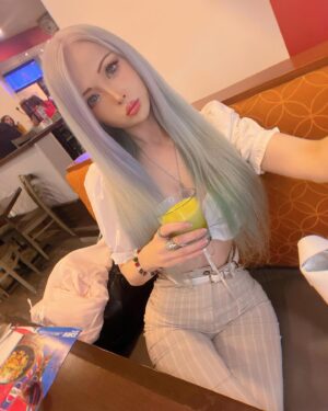 Valeria Lukyanova Instagram - Мое питание и расписание : 

1. Я ем 1 раз в день) 

2. пью протеин , 

3. ем бады и минералы , аминокислоты ) 

утро: бады чай предтрен, 

в обед протеин кремний коллаген и бады. 

Вечером какой-нибудь салат или другой ужин по типу такого, как на фото ….. а как ваш рацион ? Моя группа по омоложению по ссылке в профиле !!! #валериялукьянова #аматуе #веган #малоед #сыроед #зож #маг #омоложение