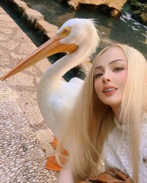 Valeria Lukyanova Instagram - Все люди как люди , скромно стоят фоткают птичку , только Игрок везде ЛОМИТСЯ !) Что мне этот альбатрос издалека если надо просто селфи с ним ?))) 😂😂😂 люди обычно в шоке с моего поведения , как я  бегаю , прыгаю , лазаю через забор и так далее! Кто еще  как я по темпераменту ? И у кого КУЧА ЭНЕРГИИ НА РАЗНОГО РОДА ЧУДАЧЕСТВА ?) кстати этот баклан  меня покусал потом 👌👌👌😂 #инрок #игра #отдых #веселье #маг #мексика #юкатан #шельха #аматуе
