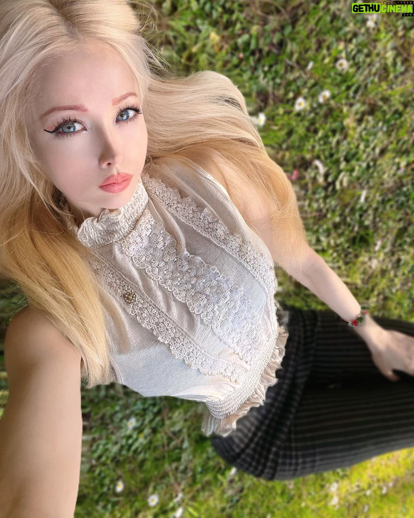 Valeria Lukyanova Instagram - Рубрика - вопросы читателей. «Здравствуйте Валерия , расскажите как омолодить шею если началось обвисание платизмы? Помогут ли какие-то уколы? Чтото можете посоветовать? Спасибо за ваш труд, вдохновляет ваша страница!» Приветствую спасибо за теплые слова дорогая. Увы , уколы для омоложения шеи это ОЧЕРЕДНАЯ косметологическая обманка. Косметологи нас уверяют в том, что возрастные тяжи ( провислости внизу шеи) можно убрать уколами диспорта. Они обьясняют это так, что мышцы напряжены поэтому заметны и обвисают, якобы это гипертонус. На самом же деле все в точности наоборот! Никакой это ге гипер тонус а самое настоящее ПРОВИСАНИЕ. Мышцу надо КАЧАТЬ ! Фейс фитнес, упражнения, массаж, мой комплекс техник что я даю на Эталонном аватаре это помогает. Если сделать укол в обвисающие мышцы, ЛОГИЧНО они расслабятся и обвиснут ЕЩЕ сильнее, но кто ж вам скажет об этом? таким образом современная косметология может вам усугубить ситуацию. теперь рекомендации от меня. 1. Упражнения , на то чтобы качать эти мышцы и возвращать им тонус. 2. Если ситуация упущена, и там такие тяжи что можно их убрать упражнениями , но полностью они не уходят, надо делать ПЛАТИЗМОПЛАСТИКУ. Поэтому лучше до пластики не доводить и вовремя принимать меры, и чуть что сразу паниковать и начинать что то делать, а не ждать момента когда кроме скальпеля уже никак не исправить вашу прекрасную шейку. У меня на Эталонном Аватаре мы можем погасить очаг старения в любой части тела в том числе шея. Приходите исправим. Ежели там уже все плохо как на 3 картинке , ищите хирурга, и идите на платизмопластику. Это не так страшно, хотя отек сходит долго, 2 недели, и надо по ночам надевать фиксирующую повязку но это того стоит, и эффект длится 10 лет, а если поддерживать и делать упражнения потом, не позволять мышцу снова провисать, то уже навсегда! 🌹👍🏻 моя группа по омоложению в шапке профиля , подписывайтесь ! #омоложения #шеяомоложение #омоложениешеи #молодаяшея #тяжи #кольцавенеры #омолодитьшею #омоложениелица #фейсфит