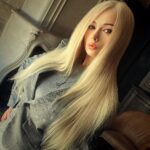 Valeria Lukyanova Instagram - Рубрика : мое мировоззрение . Как и обещала история из жизни о том как со мной недавно пообщалось матрица. Недавно смотрела фильм «Общество снега», я люблю всякие ужасы и жесть, но этот фильм произвёл на меня очень неприятное впечатление… ведь когда ты знаешь , что это всё реально, и что ты мог бы оказаться на их месте , как-то живо начинаешь это всё себе представлять…. А я еще жутко снега и холода боюсь , приплюсуйте ещё постоянное мучение и каннибализм, что может быть хуже ?????? Среди выживших был хирург Роберто Канесса, он совершил два подвига, чтобы остаться вживых самому и помочь другим: 1. Первым предложил есть человечину ( то есть трупы погибших в авиакатастрофе ) , к тому же он сам разделывал людей , так чтобы было не понятно , что это за человек , он резал плоть на тоненькие полоски из мяса и выкладывал их на открытой местности , для того чтобы люди не понимали , кого они едят так как среди погибших были близкие люди , их фанаты ( команды регбистов) , а также родственники. То есть случайных людей на борту не было. 2. Он и ещё один регбист вдвоём прошли 70 км , по лютому снегу , для того чтобы выйти к цивилизации и нашли там пастуха, который помог вызвать помощь и вертолёты для их спасения!!! ⤵️⤵️⤵️⤵️ #историяизжизни #обществоснега #катастрофа #эзотерика #матрица #аматуе #валериялукьянова #славянка #эзотерик #трансгуманист #маг