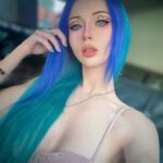 Valeria Lukyanova Instagram - 🗝☝🏻Как определить человека с повышенной концентрацией энергетики? То есть энергетически сильного человека? 💎Я приведу в этом посте пункты и показательные свойства, которые есть у людей , которые находятся как говорится в Потоке и всегда успех и энергичность, море идей и возможностей сопутствует им! 1. Эмпатия. Люди видят других просто насквозь, могут глубоко проникаться к людям, располагать их к себе очень быстро. Часто человека с сильной энергетикой можно видеть там, где кто-то обижен или находится в расстроенных чувствах. Потому что те кому плохо, моментально ищут человека у кого энергии через край, и интуитивно хотят скачать их бонусы себе, тем самым начиная им ныть и жаловаться. Энергочувствительные люди так же очень хорошо считывают информацию и зачастую являются первыми “получателями” информации о чужой проблеме. При этом пострадавшему всегда хочется подержать за руку такого человека, обнять его и поплакаться ему. Это типичная картина. Потому я всегда говорю вам, избегайте нытиков, они всегда любят погреться в лучезарной энергетике сильного человека и скачать ее себе. так же энергетически сильные люди очень энергочувствительные и очень остро чувствуют эмоции других людей, нередко читают их мысли , или считывают их ощущения, поэтому они очень часто даже при позитивном раскладе ситуации взаимодействия с человеком - знают кто претворяется и лицемерит, или к примеру - чего хочет от них человек на самом деле. Для таких людей остальной мир- это открытая книга. Если у такого человека развита интуиция, он знает буквально все. Если доверяет себе и знает как все работает. 👇🏻👇🏻👇🏻 #аматуе #валериялукьянова #эзотерик #vril #amatue #maraorsic #самосовершенствование