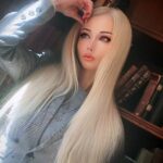 Valeria Lukyanova Instagram - Рубрика : мое мировоззрение . Как и обещала история из жизни о том как со мной недавно пообщалось матрица. Недавно смотрела фильм «Общество снега», я люблю всякие ужасы и жесть, но этот фильм произвёл на меня очень неприятное впечатление… ведь когда ты знаешь , что это всё реально, и что ты мог бы оказаться на их месте , как-то живо начинаешь это всё себе представлять…. А я еще жутко снега и холода боюсь , приплюсуйте ещё постоянное мучение и каннибализм, что может быть хуже ?????? Среди выживших был хирург Роберто Канесса, он совершил два подвига, чтобы остаться вживых самому и помочь другим: 1. Первым предложил есть человечину ( то есть трупы погибших в авиакатастрофе ) , к тому же он сам разделывал людей , так чтобы было не понятно , что это за человек , он резал плоть на тоненькие полоски из мяса и выкладывал их на открытой местности , для того чтобы люди не понимали , кого они едят так как среди погибших были близкие люди , их фанаты ( команды регбистов) , а также родственники. То есть случайных людей на борту не было. 2. Он и ещё один регбист вдвоём прошли 70 км , по лютому снегу , для того чтобы выйти к цивилизации и нашли там пастуха, который помог вызвать помощь и вертолёты для их спасения!!! ⤵️⤵️⤵️⤵️ #историяизжизни #обществоснега #катастрофа #эзотерика #матрица #аматуе #валериялукьянова #славянка #эзотерик #трансгуманист #маг