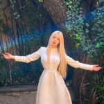 Valeria Lukyanova Instagram – Рубрика
Вопросы от читателей

«Здравия, Валерия\Аматуе!
Смотрите, у меня вопросик насчет коровьего молока. Если оно фермерское? Видел на видео, где Аматуе готовила мороженное и использовала молоко.
Спрашиваю вот к чему – я когда два дня употреблял интуитивно только молоко и мед, пришел автоматом к такому состоянию, что на мою визуализацию отреагировали даже алкоголики. Я специально микки мауса визуализировал и они спросили – ты дурак? Все вчетвером резко повернулись ко мне. На что я с внутренней улыбкой их проигнорировал. К тому же было очень спокойное ровное состояние и голографичность игры сама открылась. Понимание голографичности. Употреблял в горячем виде, когда работал на ферме.
Благодарю»

Приветствую , скорее на вас повлияла энергия фермы, природа всегда усиливает. Плюс если вы ничего не кушали это само по себе очищает. Если бы вы пили просто воду было бы еще эффективнее. Само по себе молоко это просто живые бактерии коровы, они никак не могут открывать способности, это точно.
Обычно бактерии наоборот опускают на матричный план, так что я уверена что дело в питьевой диете и времени проведенном на природе.
Мед это продукт пчел и там тоже определенные бактерии. А бактерии излучают красную частоту, она наоборот понижает. 

Друзья поделитесь, у вас были подобные ситуации что от питания или его отсутствия обострялись способности? Опишите свои ситуации, всем будет интересно почитать.

От питания действительно многое зависит. И существует такое понимание как магическо-чакровое питание, как раз недавно написала книгу 👇🏻👇🏻👇🏻 #автономия #сыроед #сыроедение #голодание #голоданиесрадостью #очищениеорганизмапооганян #растительноепитание