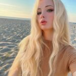 Valeria Lukyanova Instagram - Близкие ПРОТИВ вашего развития. Но почему?? Они не желают нам добра? Все просто - они считают нас своей собственностью , из которой получают ресурсы. Когда же человек держит фокус на себе и своем развитии он уже не станет как раньше развешивать свои уши и терпеть несовершенства и безалаберность тех кто рядом, ведь люди которые развиваются, они и характером становятся сильнее , воля увеличивается и критерии жизни растут а значит и ее качество, и естественно что они и требуют от окружающих того же. Когда муж не хочет расти вслед за женой, не хочет заниматься самообразованием или задумываться о саморазвитии, он придумывает способы заставить жену тоже не развиваться . Они обесценивают все идеи, высмеивают ваши идеалы и откровенно стебутся, считая ваши желания второстепенными, а на первом месте у него конечно он сам и это даже не обсуждается, и буквально запрещает как либо обучатся, или даже банально покупать нужное количество бадов, косметики по уходу за собой , делать процедуры по омоложению или похудению: или как то усовершенствоваться интеллектуально и проходить тренинги личностного роста. Вы, развитая и самодостаточная, ему становитесь не интересны, вы интересны как ресурс, его собственность. Поэтому про инвестиции в себя можете забыть... Он будет всячески пытаться ПОМЕШАТЬ основать вам свой бизнес , и продвигаться в сфере личного и бизнес роста. 👇🏻👇🏻👇🏻 #самоценка #самоценность🌹 #саморазвитие #саморазвитиекаждыйдень #гордость #любовьксебе❤️ #путькмечте #путьксебе❤️ #эзотерик #аматуе #валериялукьянова