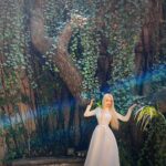 Valeria Lukyanova Instagram – Рубрика
Вопросы от читателей

«Здравия, Валерия\Аматуе!
Смотрите, у меня вопросик насчет коровьего молока. Если оно фермерское? Видел на видео, где Аматуе готовила мороженное и использовала молоко.
Спрашиваю вот к чему – я когда два дня употреблял интуитивно только молоко и мед, пришел автоматом к такому состоянию, что на мою визуализацию отреагировали даже алкоголики. Я специально микки мауса визуализировал и они спросили – ты дурак? Все вчетвером резко повернулись ко мне. На что я с внутренней улыбкой их проигнорировал. К тому же было очень спокойное ровное состояние и голографичность игры сама открылась. Понимание голографичности. Употреблял в горячем виде, когда работал на ферме.
Благодарю»

Приветствую , скорее на вас повлияла энергия фермы, природа всегда усиливает. Плюс если вы ничего не кушали это само по себе очищает. Если бы вы пили просто воду было бы еще эффективнее. Само по себе молоко это просто живые бактерии коровы, они никак не могут открывать способности, это точно.
Обычно бактерии наоборот опускают на матричный план, так что я уверена что дело в питьевой диете и времени проведенном на природе.
Мед это продукт пчел и там тоже определенные бактерии. А бактерии излучают красную частоту, она наоборот понижает. 

Друзья поделитесь, у вас были подобные ситуации что от питания или его отсутствия обострялись способности? Опишите свои ситуации, всем будет интересно почитать.

От питания действительно многое зависит. И существует такое понимание как магическо-чакровое питание, как раз недавно написала книгу 👇🏻👇🏻👇🏻 #автономия #сыроед #сыроедение #голодание #голоданиесрадостью #очищениеорганизмапооганян #растительноепитание