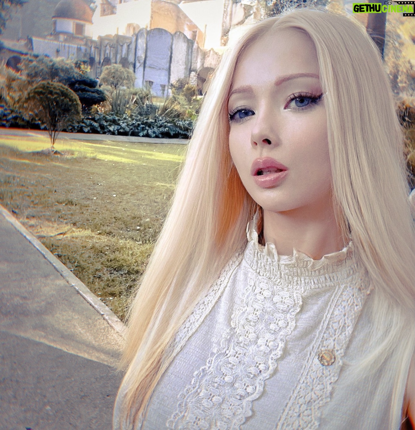 Valeria Lukyanova Instagram - Почему я испытываю испанский стыд находя свои посты у других «специалистов» ? У меня недоумение , наверное мне должно это льстить. Вам бы понравилось это ? #плагиат #интеллектуальнаясобственность #валериялукьянова