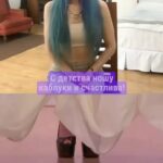 Valeria Lukyanova Instagram - Многие девушки в наше время не могут устроить свою личную жизнь. А всему виной лень. Мужчины перестают ими интересоваться, и многие становятся геями. Все потому, что даже мужчины сейчас лучше за собой ухаживают, чем девушки. Как то раз я работала в Чили на одной программе и там вся сьемочная площадка мужчин была геями. И мне стало интересно, почему так? И я спросила у них, что девушки вообще не нравятся? И они сказали, что нравятся, но тех кто следит за собой и имеет хорошую фигуру мало, их практически нет, а если и есть, все уже заняты богатыми миллиардерами. А с теми кто за собой не ухаживает они не могут встречаться. Поэтому предпочитают мужчин, они всегда худенькие и подтянутые, с ними приятно проводить время. И тогда я стала присматриваться, и пришла к выводу, что они правы. Все так. Так что даже сложно было осуждать этих мужчин. Они низенькие, худенькие, выглядят молодо, хорошо. А женщины там ну оооочень полные, 100 кг. Невозможно себе представить такую пару. И мы с вами к этому всему тоже движемся семимильными шагами. Так что подумайте над своим поведением, если в глубине души все же мечтаете о гармоничных отношениях. Мужчинам приятнее смотреть на девушек с красивой укладкой, грациозной осанкой. Длинными пышными блестящими волосами, точеной фигуркой, спортивным телосложением без жирных складок, и, конечно в элегантной и эстетичной одежде! На каблучках, и ухоженных! Да и девушки на таких смотрят при чем ВСЕ , поголовно! Всем приятно любоваться на красивых людей, думаю с этим никто не поспорит. Чем на тех, кто ходит и сливается с толпой полностью, и ничем от них не отличается. А к какому типу относите себя вы? #женственность #утонченность #эстетизм #эстетика #ухоженность #аматуе #валериялукьянова