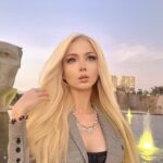 Valeria Lukyanova Instagram - В данный промежуток времени кастовую чистоту соблюдать крайне необходимо! Благодаря огромной волне высоких вибраций, исходящих частиц разогнанных из церна любые энергии очень быстро приобретают свою плотность, поэтому когда общаешься с низко-вибрационными людьми можно упасть вниз , в их событийность. Поэтому если вы не хотите проблем , таких людей нужно остерегаться или держать их от себя на большом расстоянии , хотя в этом сейчас нет никакого смысла. Сейчас вибрации настолько разогнались , что можно притянуть к себе и более интересных людей во мгновение ока, стоит только знать методики. Я бы сказала , что сейчас магией может владеть даже самые неспособный человек , т к у нас действительно сейчас преобразовано намерения , причём абсолютно у всех , кто что-то делает. Вы это заметили?