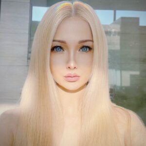 Valeria Lukyanova Instagram - Большинство людей ходят опустошенные, без энергии. 

Заметили? Даже молодые до 25 лет.
 Нет энергии, или же, если сама энергия есть, а мотивации ... 
А если и есть мотивация - нет энергии.Парадокс. 
А бывает так, что есть и энергия, и мотивация, но нет идей! 
Творческий поток - перекрыт. 
Все это я так или иначе называю разными гранями опустошения.

И тогда такие люди интуитивно «присасываются» к тем, у кого нужная им сфера, проработана, и они пытаются , через контакт с вами, как бы «впитать» вашу энергию.

Если вы позволите им, их «баки» начнут пополнятся.

Так и в отношениях часто бывает, если вы выбирали партнера неосознанно, и в итоге вышло , что у вас разные касты, и сильный разброс частот. Тогда один неизбежно кормит другого, ничего не давая взамен. Девушки часто дают взамен молодость, мужчины - деньги. Но это не нормальный обмен. Я считаю - это отвратительно!

Я вообще против обмена. Каждый должен жить в своих энергиях и лишь ДОПОЛНЯТЬ друг друга!!! 
Никак не заменять одни детали другими чтобы из вас получилась сборная солянка других людей.

Если у вас было несколько, или даже много партнеров ( платонически и сексуально) , то считайте, что вы уже и есть та самая, сборная солянка! Потом люди удивляются и спрашивают:

- Почему я себя не слышу?
- Почему я не могу себя найти?
- Почему я не знаю , чего я хочу?
- Почему у меня нет мотивации?
- Почему я не вижу глобального смысла своей жизни?
- Почему я не знаю, для чего я существую и кто я? 👇🏻👇🏻👇🏻 #валериялукьянова #эзотерика #валериялукьянова #аматуе #маг #магия #энергетика #энергетичаскиепрактики #дух #путь #медитация #путьксебе