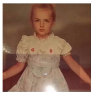 Valeria Lukyanova Instagram - На 1 фото мне 16 , на других ребенок . И мне часто навешивают  такой маркер старения , как нависшие веки! Но у меня это естественно форма глаз , и более того я никогда не считала что это недостаток. 💥Я очень довольна своим цветом глаз и формой , по-моему смотрится очень круто и большое достоинство , что я не потеряла эту форму и юношескую припухлость до сих пор , у меня своя натуральная красивая и уникальная форма глаз , и всем людям у которых такое же строение ( глаза с капюшоном ) я не советую менять разрез и комплектовать! Наоборот это ваша отличительная особенность , если делаешь смоки Айс с такой формой глаз - это смотрится очень магически…. Отпишитесь в комментариях у кого ещё такие глаза зайду к вам на странице по лайкаю ваши фотки!) 😍🌹 #глазаскапюшоном #разрезглаз #зеленыеглаза