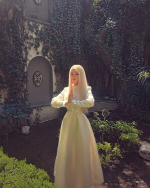 Valeria Lukyanova Instagram - Свершилось ! Теория паразитарного старения уже написана! 

Многие из вас слышали обрывки о ней, но целостную концепцию не хватало времени сесть и записать. 

Последней каплей было то, что у меня уже поджимает время выступления на TED с этой теорией. 

Хотя для меня это не теория , а  единственная правда и мир должен узнать почему по алгоритму  лимита  Хейфлика клетки накапливают ошибки, затем включают апоптоз, коллективное самоубийство. 

У меня уже давно есть все ответы. 
Я много лет активно применяю эти методики на себе. А также мои единомышленники омолаживаются уже долгие годы при помощи этой технологии, хотя я постоянно думаю о том , а  нужно ли людям это ? 

Они так холят и лелеют свои болячки… 
им нравится пороки и даже старение они романтизируют…. 

А  как вы думаете люди уже готовы принять такие знания? Я не говорю о том чтобы , использовать их на практике ,  но  принять саму концепцию бесконечной жизни и бесконечной регенерации? 

⚡️⚡️Кстати говоря вы уже сейчас можете опробовать это на себе поскольку у меня начинается третий курс по омоложению Эталонный Аватар НАСТАВНИЧЕСТВО, омоложение  на 15- 20 лет за два месяца , самым способным  участницам я даю последние разработки из лаборатории Меркаба , только когда вижу , что человек уже исчерпал всю программу и готов двигаться дальше . 

Мы ничем не ограничиваемся , большинство моих учеников понимают о важности бессмертия и вечный регенерации . Они искренне хотят этого ! Меня это безумно мотивирует !!! Мы работаем над нашим будущим вместе - это прекрасно !!!! #бессмертие #омоложение #омоложениедома #антипаразитарнаячистка