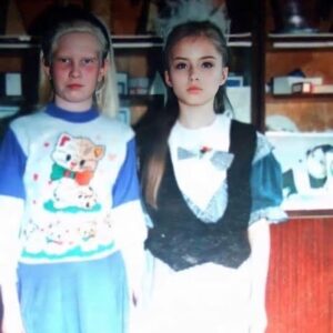 Valeria Lukyanova Instagram - На 1 фото мне 16 , на других ребенок . И мне часто навешивают  такой маркер старения , как нависшие веки! Но у меня это естественно форма глаз , и более того я никогда не считала что это недостаток. 💥Я очень довольна своим цветом глаз и формой , по-моему смотрится очень круто и большое достоинство , что я не потеряла эту форму и юношескую припухлость до сих пор , у меня своя натуральная красивая и уникальная форма глаз , и всем людям у которых такое же строение ( глаза с капюшоном ) я не советую менять разрез и комплектовать! Наоборот это ваша отличительная особенность , если делаешь смоки Айс с такой формой глаз - это смотрится очень магически…. Отпишитесь в комментариях у кого ещё такие глаза зайду к вам на странице по лайкаю ваши фотки!) 😍🌹 #глазаскапюшоном #разрезглаз #зеленыеглаза