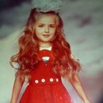 Valeria Lukyanova Instagram - На 1 фото мне 16 , на других ребенок . И мне часто навешивают такой маркер старения , как нависшие веки! Но у меня это естественно форма глаз , и более того я никогда не считала что это недостаток. 💥Я очень довольна своим цветом глаз и формой , по-моему смотрится очень круто и большое достоинство , что я не потеряла эту форму и юношескую припухлость до сих пор , у меня своя натуральная красивая и уникальная форма глаз , и всем людям у которых такое же строение ( глаза с капюшоном ) я не советую менять разрез и комплектовать! Наоборот это ваша отличительная особенность , если делаешь смоки Айс с такой формой глаз - это смотрится очень магически…. Отпишитесь в комментариях у кого ещё такие глаза зайду к вам на странице по лайкаю ваши фотки!) 😍🌹 #глазаскапюшоном #разрезглаз #зеленыеглаза