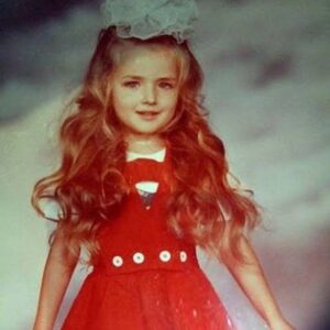 Valeria Lukyanova Instagram - На 1 фото мне 16 , на других ребенок . И мне часто навешивают  такой маркер старения , как нависшие веки! Но у меня это естественно форма глаз , и более того я никогда не считала что это недостаток. 💥Я очень довольна своим цветом глаз и формой , по-моему смотрится очень круто и большое достоинство , что я не потеряла эту форму и юношескую припухлость до сих пор , у меня своя натуральная красивая и уникальная форма глаз , и всем людям у которых такое же строение ( глаза с капюшоном ) я не советую менять разрез и комплектовать! Наоборот это ваша отличительная особенность , если делаешь смоки Айс с такой формой глаз - это смотрится очень магически…. Отпишитесь в комментариях у кого ещё такие глаза зайду к вам на странице по лайкаю ваши фотки!) 😍🌹 #глазаскапюшоном #разрезглаз #зеленыеглаза