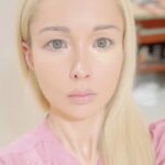 Valeria Lukyanova Instagram - Почему я не люблю сьемку без фильтров ? 1. Внешность всегда грубее , чем я вижу в жизни зеркале 2. Искажаются черты лица , 3 . глаза всегда меньше , а нос больше 4 . Одна часть всегда одна часть лица сильно отличается от другой ! Фильтры это все как то приводят в баланс и делают внешность гармоничнее ! Вы это замечали ? Какую национальность вы мне дали бы если б не знали кто я ? А еще бесит , когда я снимаю без фильтров , а мне пишут , что заметно фильтры 🦾 #безфильтра #безобработки #безмакияжа🙈 #безмакияжа☺️ #аматуе #метафизик #игрок #маг #ведьма