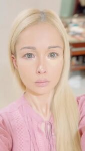 Valeria Lukyanova Instagram - Почему я не люблю сьемку без фильтров ? 1. Внешность всегда грубее , чем я вижу в жизни зеркале 2. Искажаются черты лица , 3 . глаза всегда меньше , а нос больше 4 . Одна часть всегда одна часть лица сильно отличается от другой ! Фильтры это все как то приводят в баланс и делают внешность гармоничнее ! Вы это замечали ? Какую национальность вы мне дали бы если б не знали кто я ? А еще бесит , когда я снимаю без фильтров , а мне пишут , что заметно фильтры 🦾 #безфильтра #безобработки #безмакияжа🙈 #безмакияжа☺️ #аматуе #метафизик #игрок #маг #ведьма