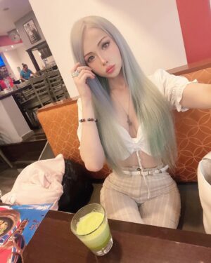 Valeria Lukyanova Instagram - Мое питание и расписание : 

1. Я ем 1 раз в день) 

2. пью протеин , 

3. ем бады и минералы , аминокислоты ) 

утро: бады чай предтрен, 

в обед протеин кремний коллаген и бады. 

Вечером какой-нибудь салат или другой ужин по типу такого, как на фото ….. а как ваш рацион ? Моя группа по омоложению по ссылке в профиле !!! #валериялукьянова #аматуе #веган #малоед #сыроед #зож #маг #омоложение
