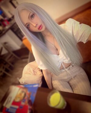 Valeria Lukyanova Instagram - Мое питание и расписание : 

1. Я ем 1 раз в день) 

2. пью протеин , 

3. ем бады и минералы , аминокислоты ) 

утро: бады чай предтрен, 

в обед протеин кремний коллаген и бады. 

Вечером какой-нибудь салат или другой ужин по типу такого, как на фото ….. а как ваш рацион ? Моя группа по омоложению по ссылке в профиле !!! #валериялукьянова #аматуе #веган #малоед #сыроед #зож #маг #омоложение