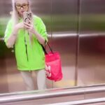 Valeria Lukyanova Instagram - Кто еще любит обуглившиеся овощи на мангале ? Знаю, что это вредно ! Сегодня мы познакомились на крыше с поварами , они помогли закончить начатое , подфартило , и один из них сказал , что лучше гриль , чем мангал !!! Мы это понимаем но мы делаем гриль от силы 2 раза в год , так что это капля в море ! Они так удивились что мы вегетарианцы и не пьем… вот думаю почему это так удивляет людей ! Думала сейчас многие не пьют и не едят мясо . Я не права ? #пикник #накрыше #маншал #овощинамангале #веган #зож #пп #веган