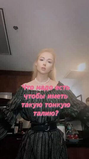 Valeria Lukyanova Instagram - Регулярное употребление в пищу листовых овощей и зелени стимулирует пищеварение, работу эндокринной системы, полезно для сосудов, а так же снижает риск возникновения хронических заболеваний, способствует снижению и нормализации веса. 🙌✨ и вдвойне приятно что не одно живое существо от твоего образа жизни не пострадает! А для вас важно вести  экологичный образ жизни? Что-то любите из того что я показала? 💜 подписывайтесь на мою группу с полезными совета ми по омоложению ссылка в профиле ! #веган #веганы #веганрецепты #вегетарианство #эзотерик #аматуе